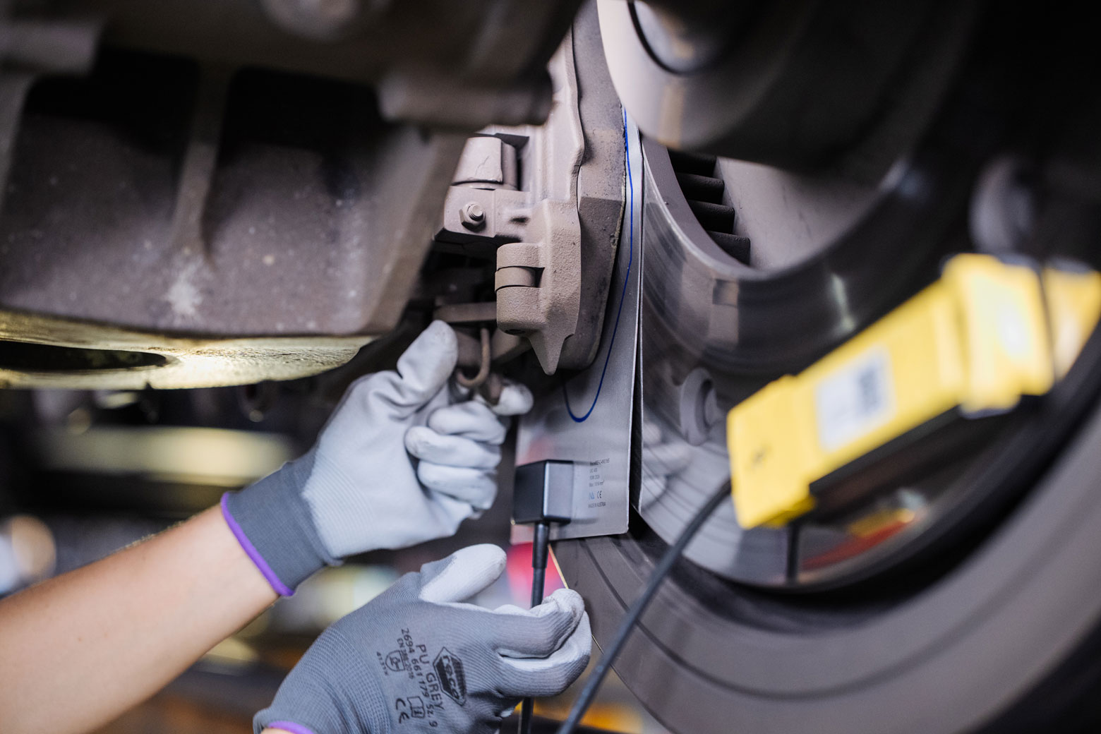 Installing a ForceBEE sensor at a brake position